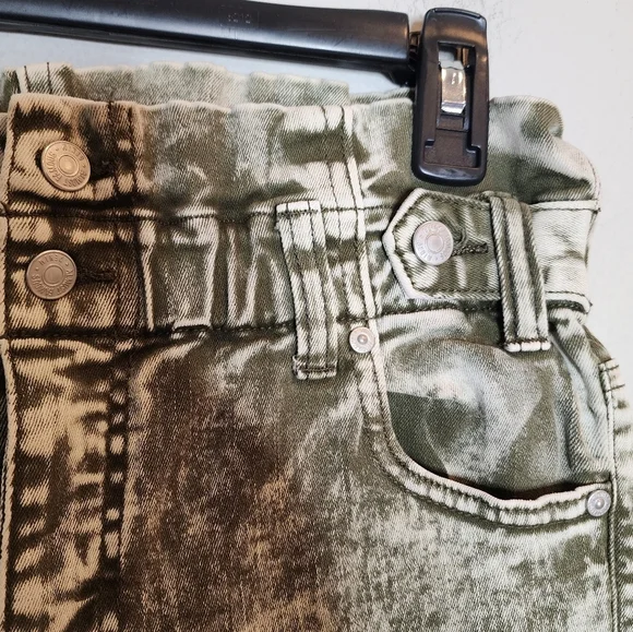 Almost Famous green acid wash stretch waist tapered jeans. Size small.  Highrise - Picture 2 of 14